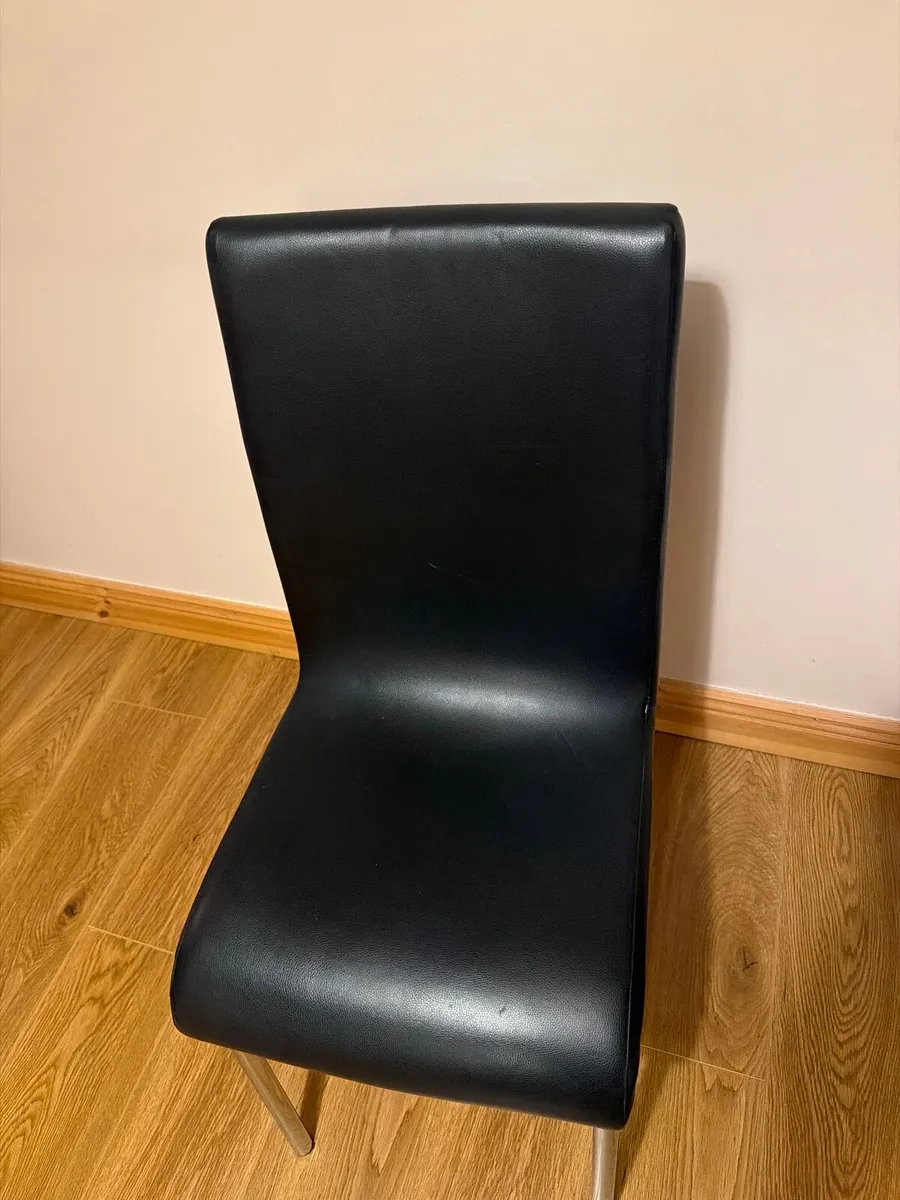 Office table and a chair - Image 3