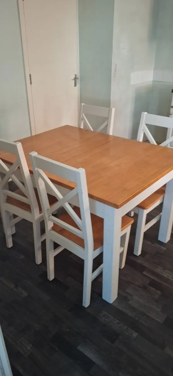Expandable table and chairs - Image 1