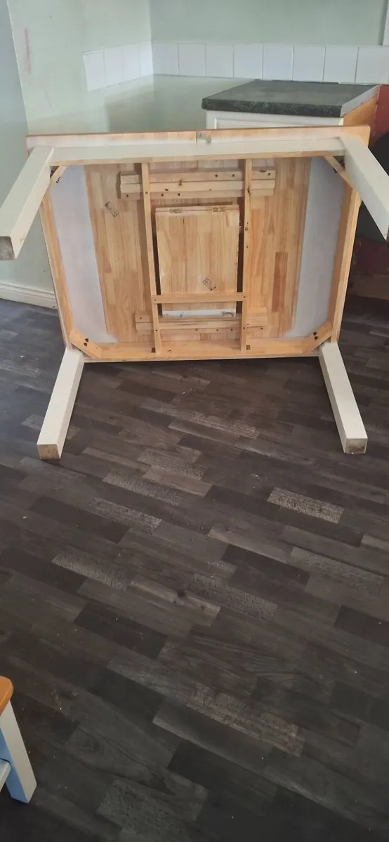 Expandable table and chairs - Image 2