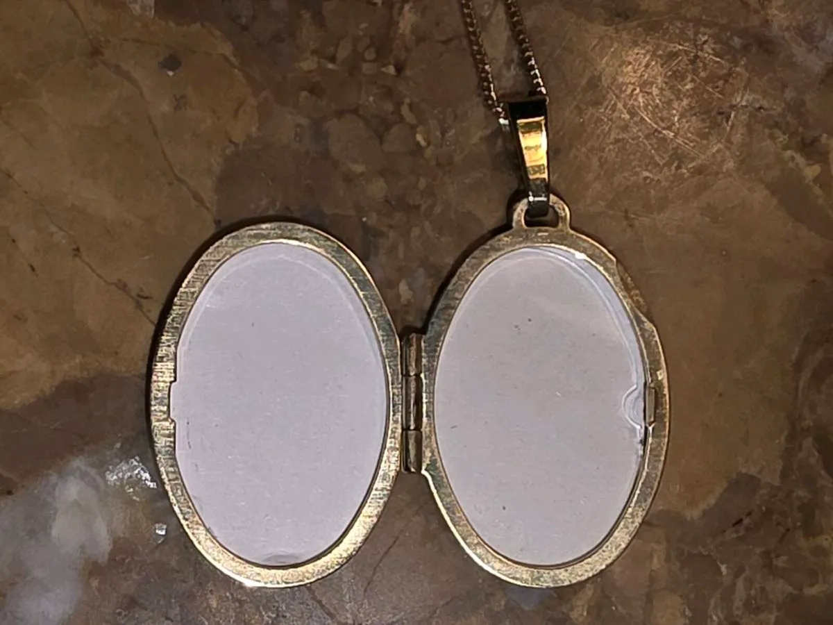 HUGE OVAL LOCKET, 9CT Gold New 18"Long Necklace ! - Image 4