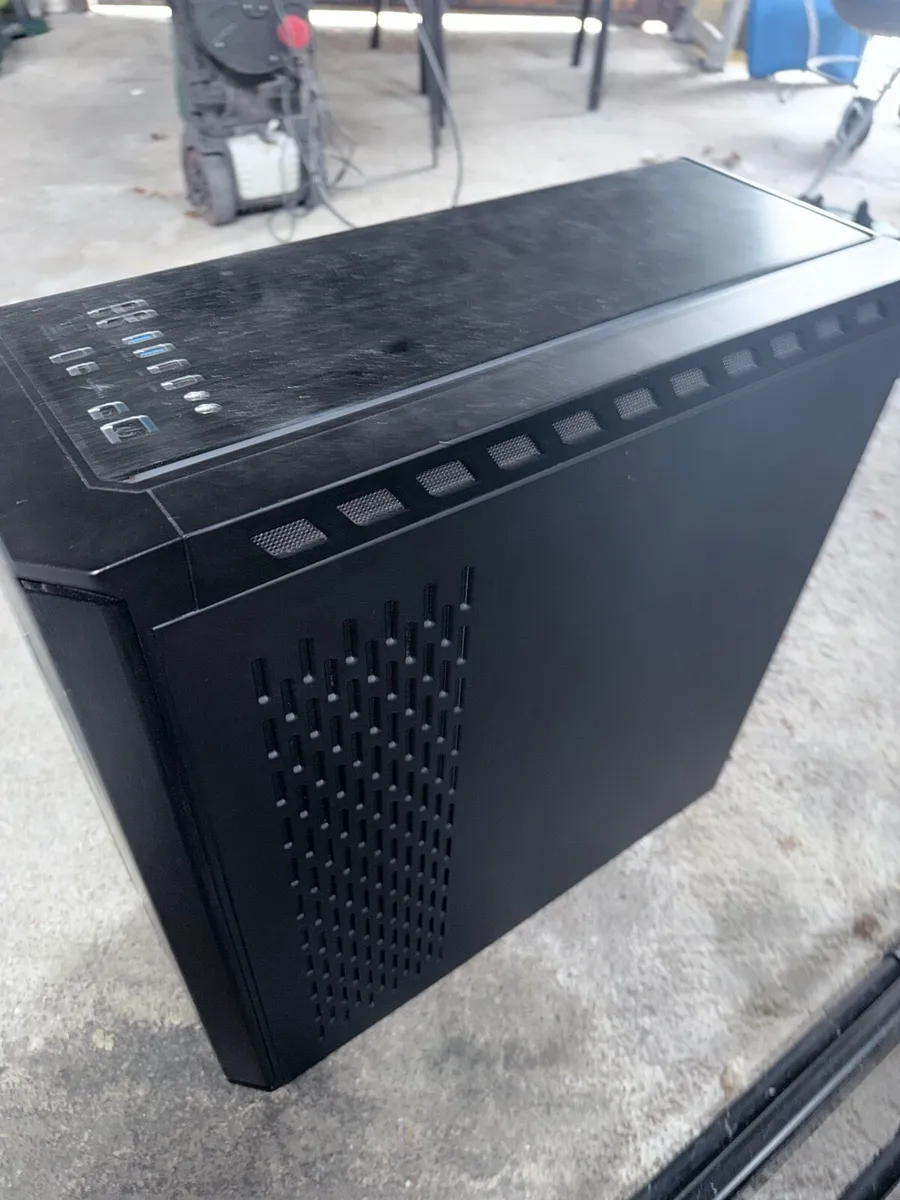 Large Computer Case with see through side panel. - Image 2