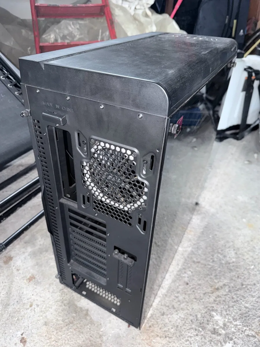 Large Computer Case with see through side panel. - Image 1