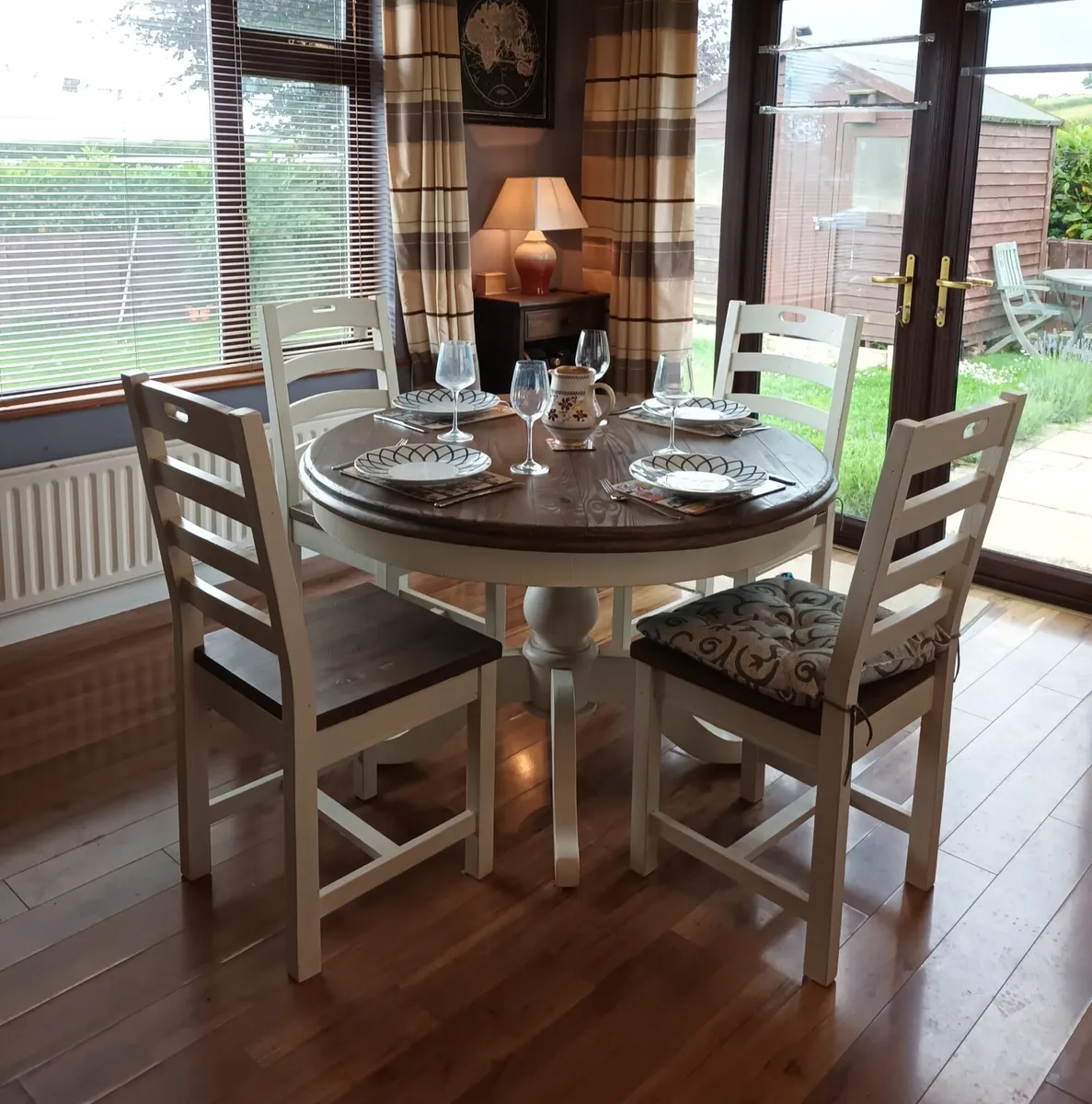Round table and chairs - Image 1