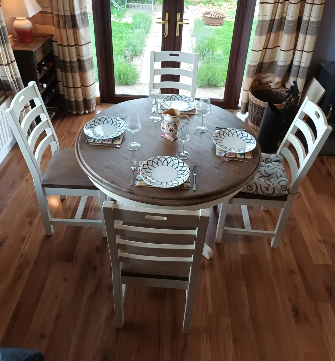 Round table and chairs - Image 2