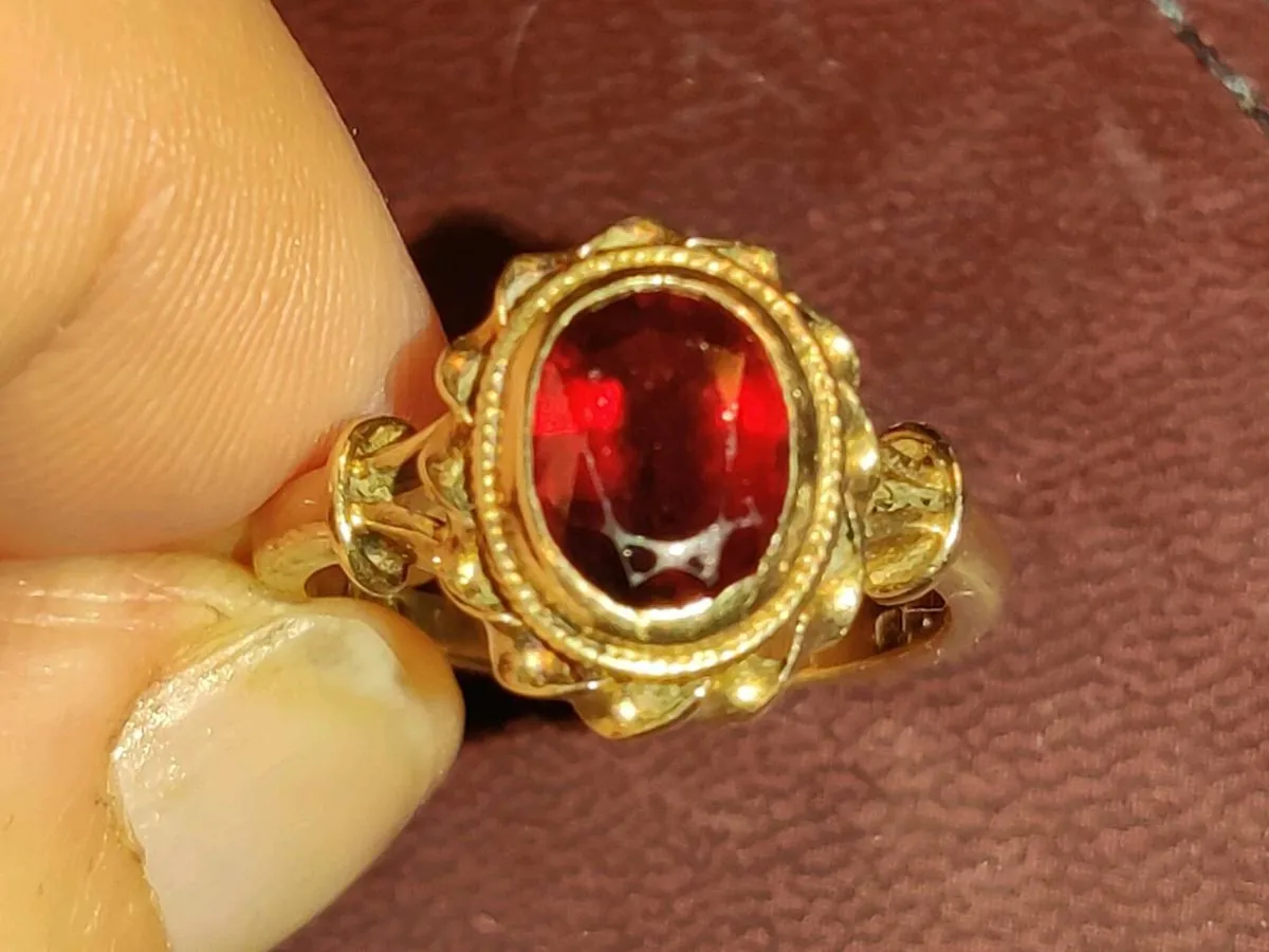 VICTORIAN OVAL GARNET, 9CT Chunky Gold Dress Ring - Image 1