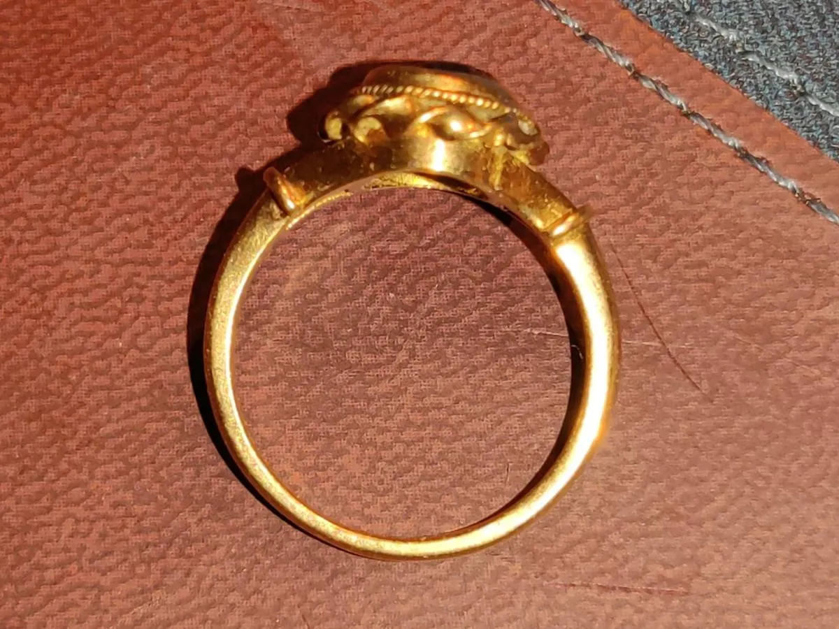 VICTORIAN OVAL GARNET, 9CT Chunky Gold Dress Ring - Image 4