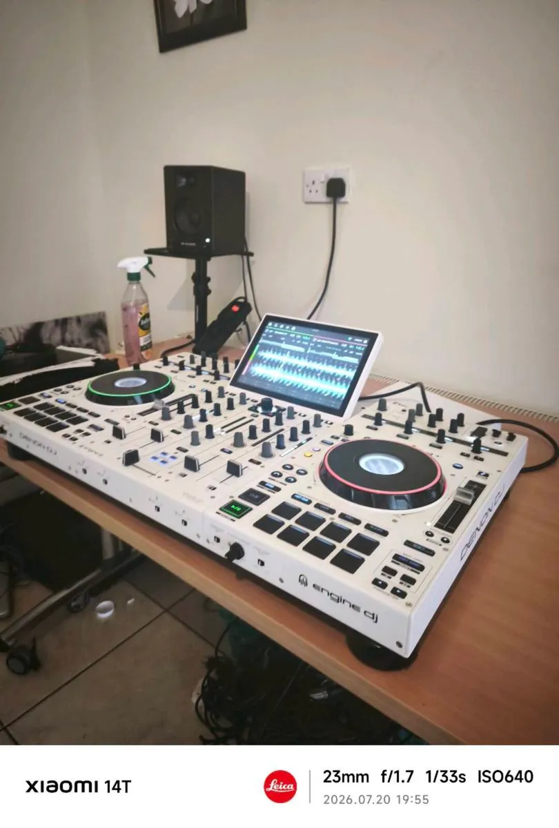 denon prime 44 + limited edition white with case - Image 1