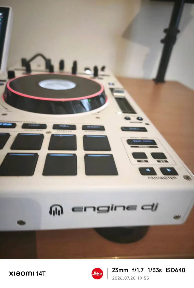 denon prime 44 + limited edition white with case - Image 2