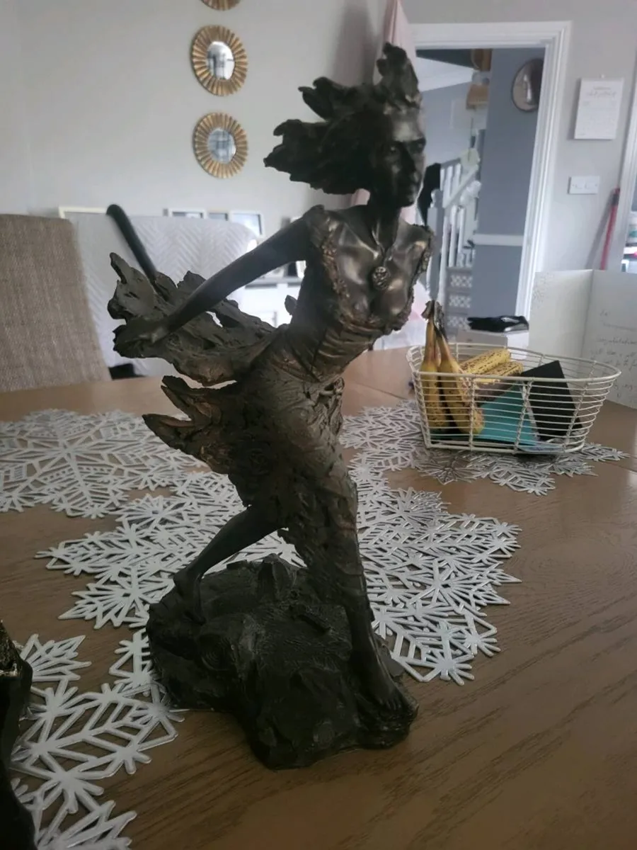 Bronze statues - Image 1