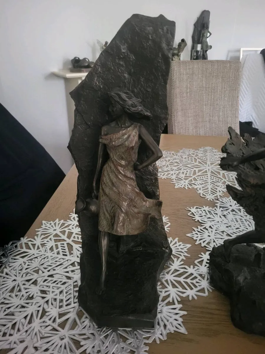 Bronze statues - Image 2