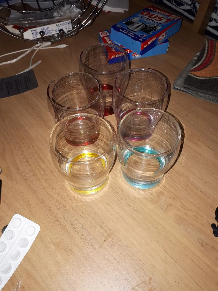 Glasses and chair - Image 3