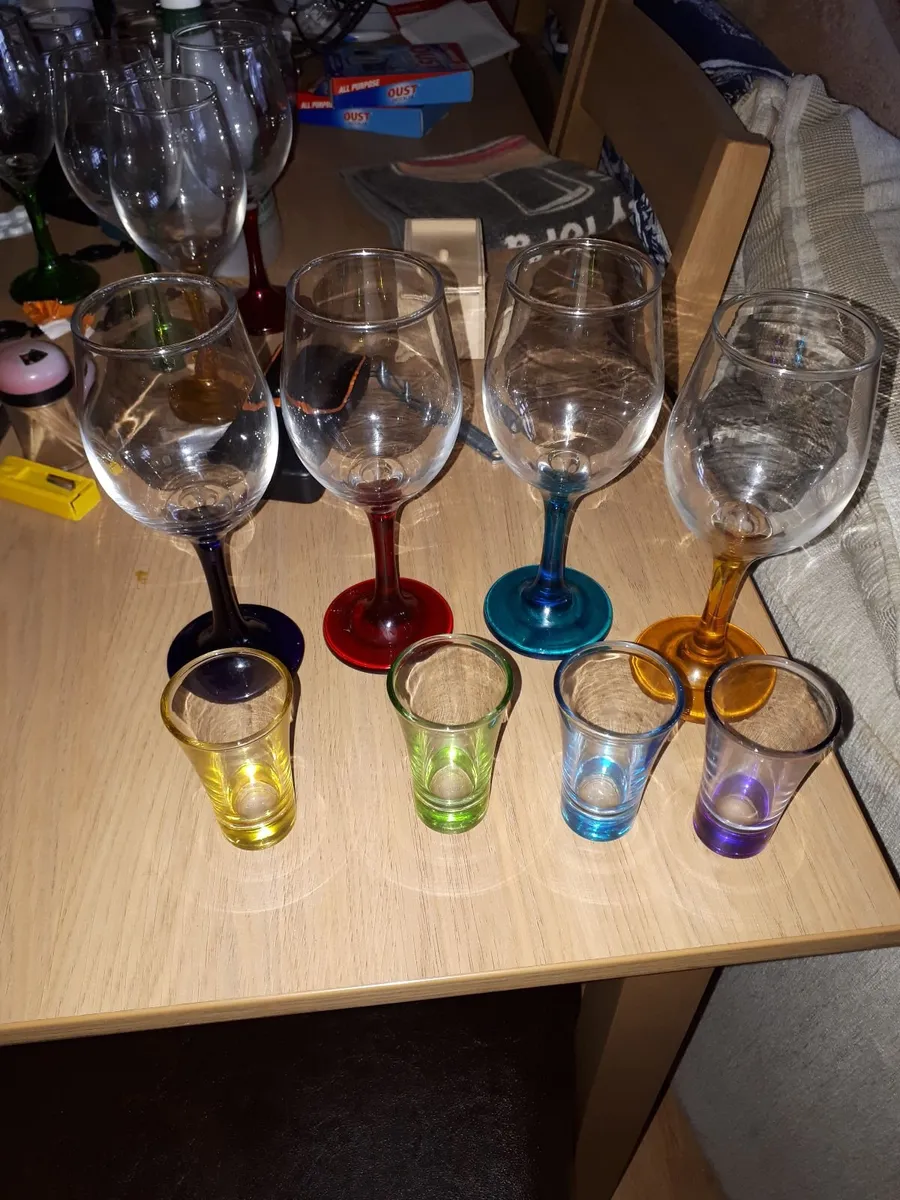 Glasses and chair - Image 2