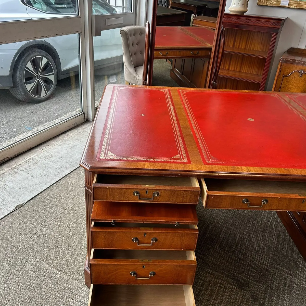 Mahogany pedestal desk with a beautiful inset burg - Image 2
