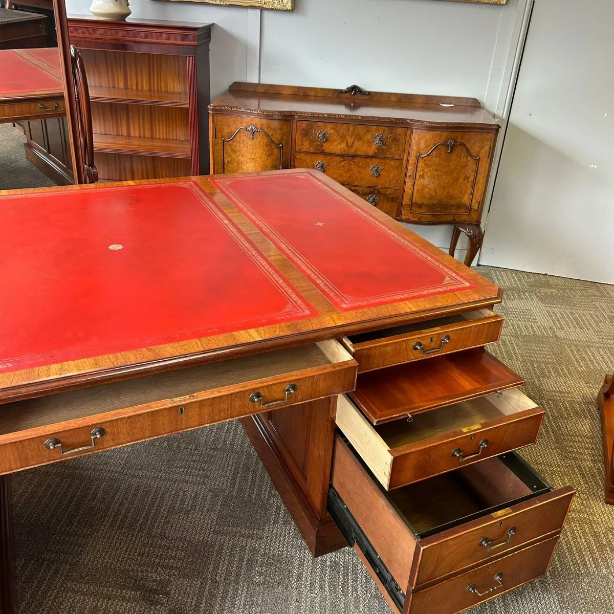 Mahogany pedestal desk with a beautiful inset burg - Image 4