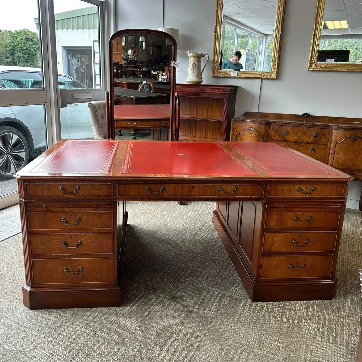 Mahogany pedestal desk with a beautiful inset burg - Image 1