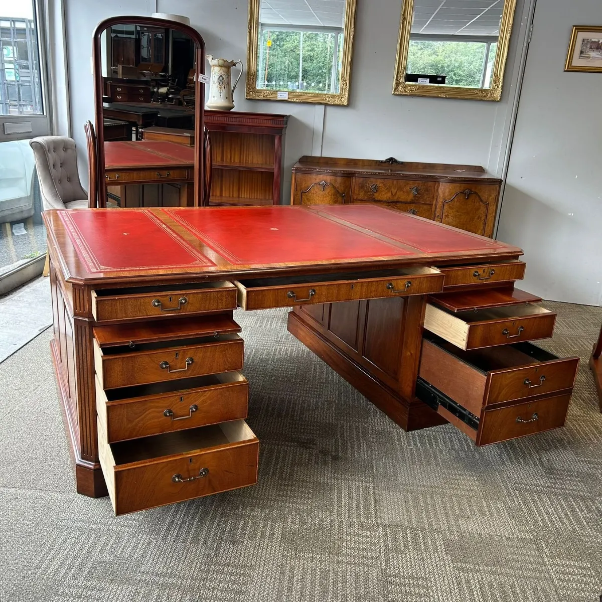 Mahogany pedestal desk with a beautiful inset burg - Image 3