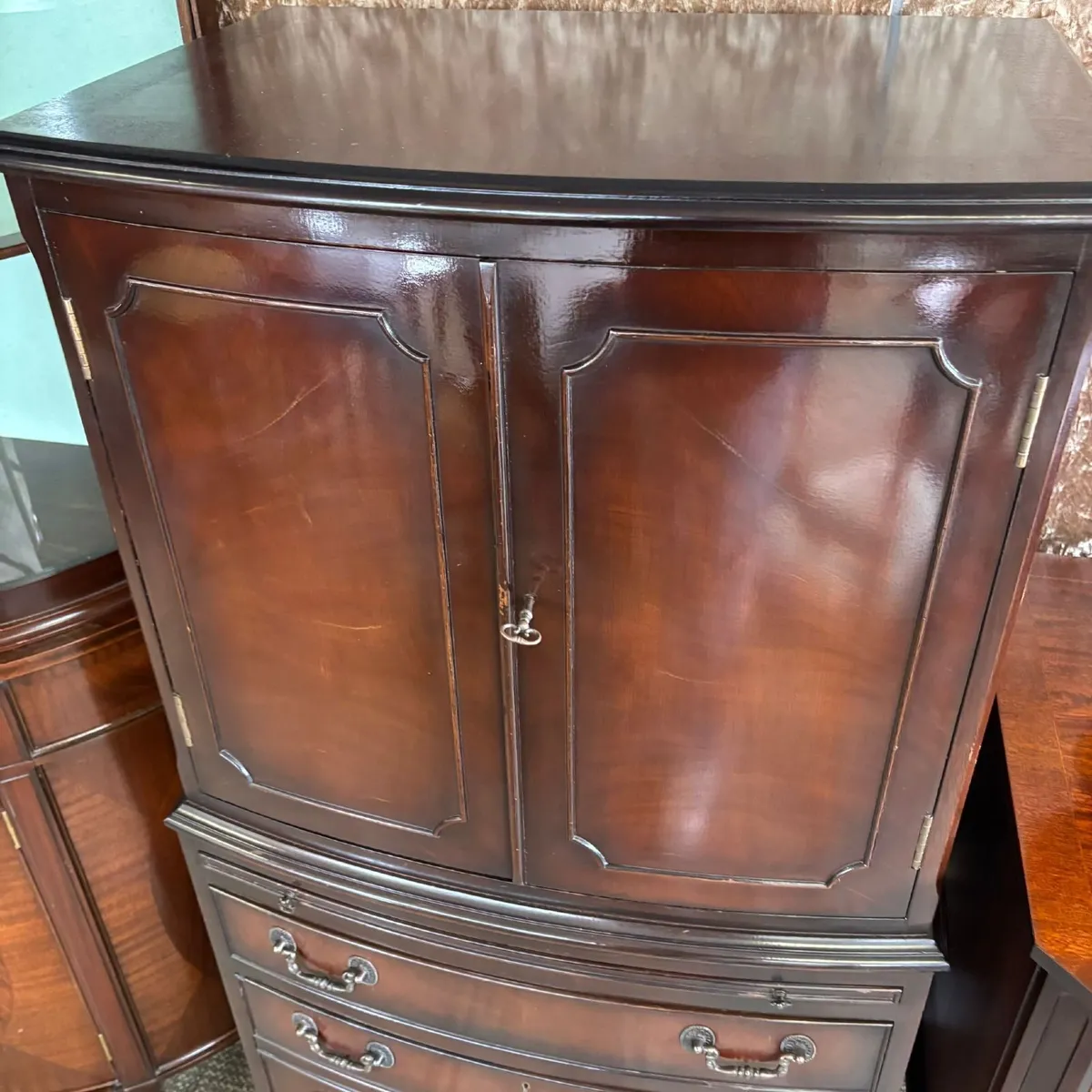 Handsome mahogany drinks cabinet featuring two cup - Image 3