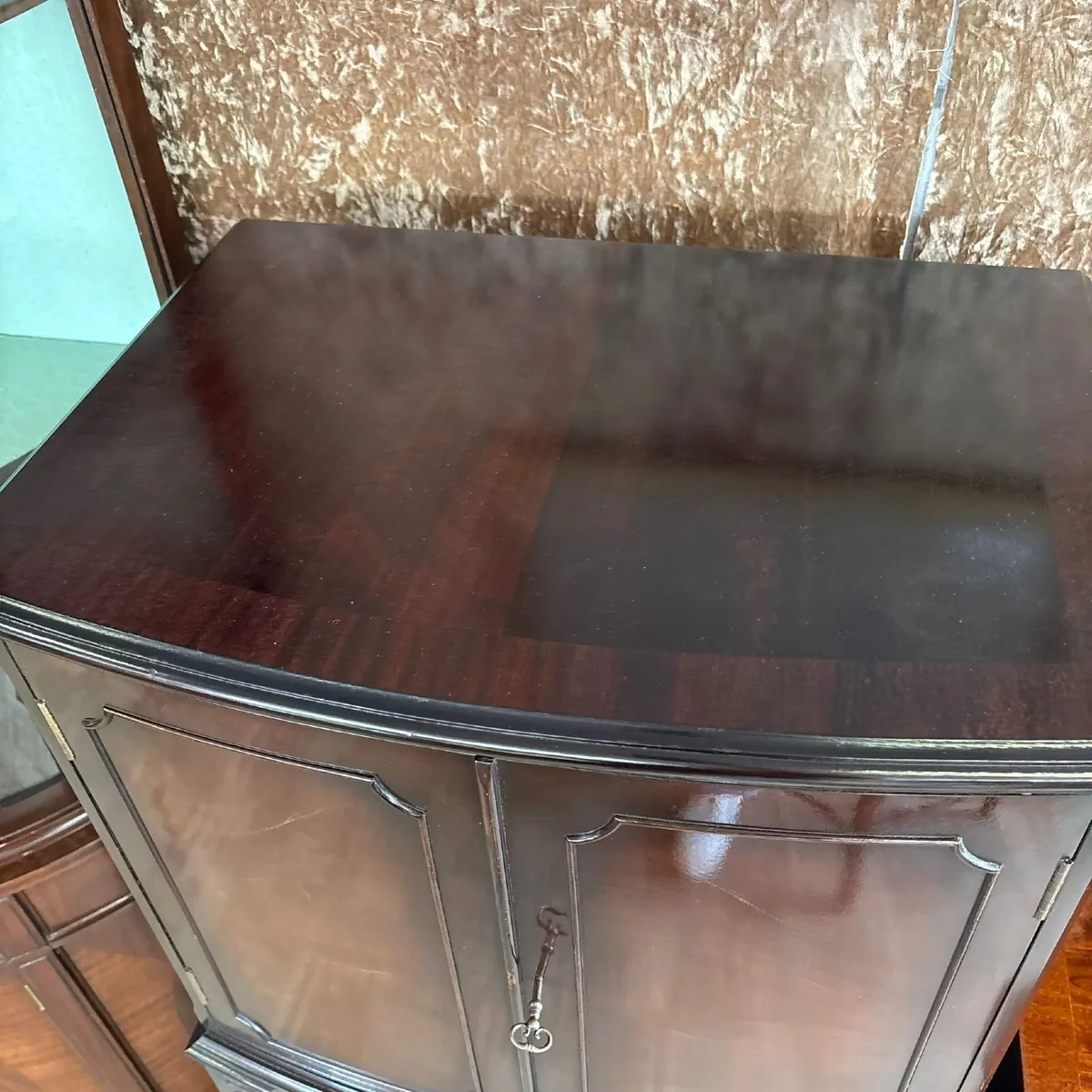 Handsome mahogany drinks cabinet featuring two cup - Image 4