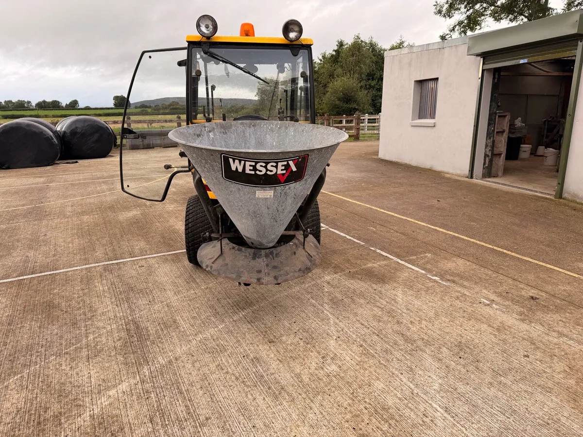 MF Tractor 2927 27bhp / brush / gritter / 4x4 - Image 3