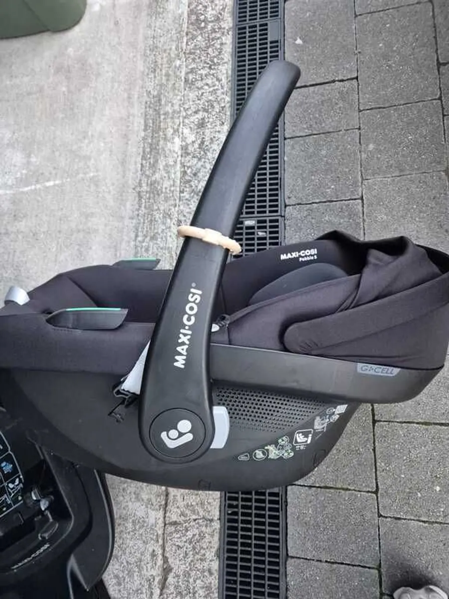 Maxi-Cosi Pebble S Car Seat and Isofix base - Image 4