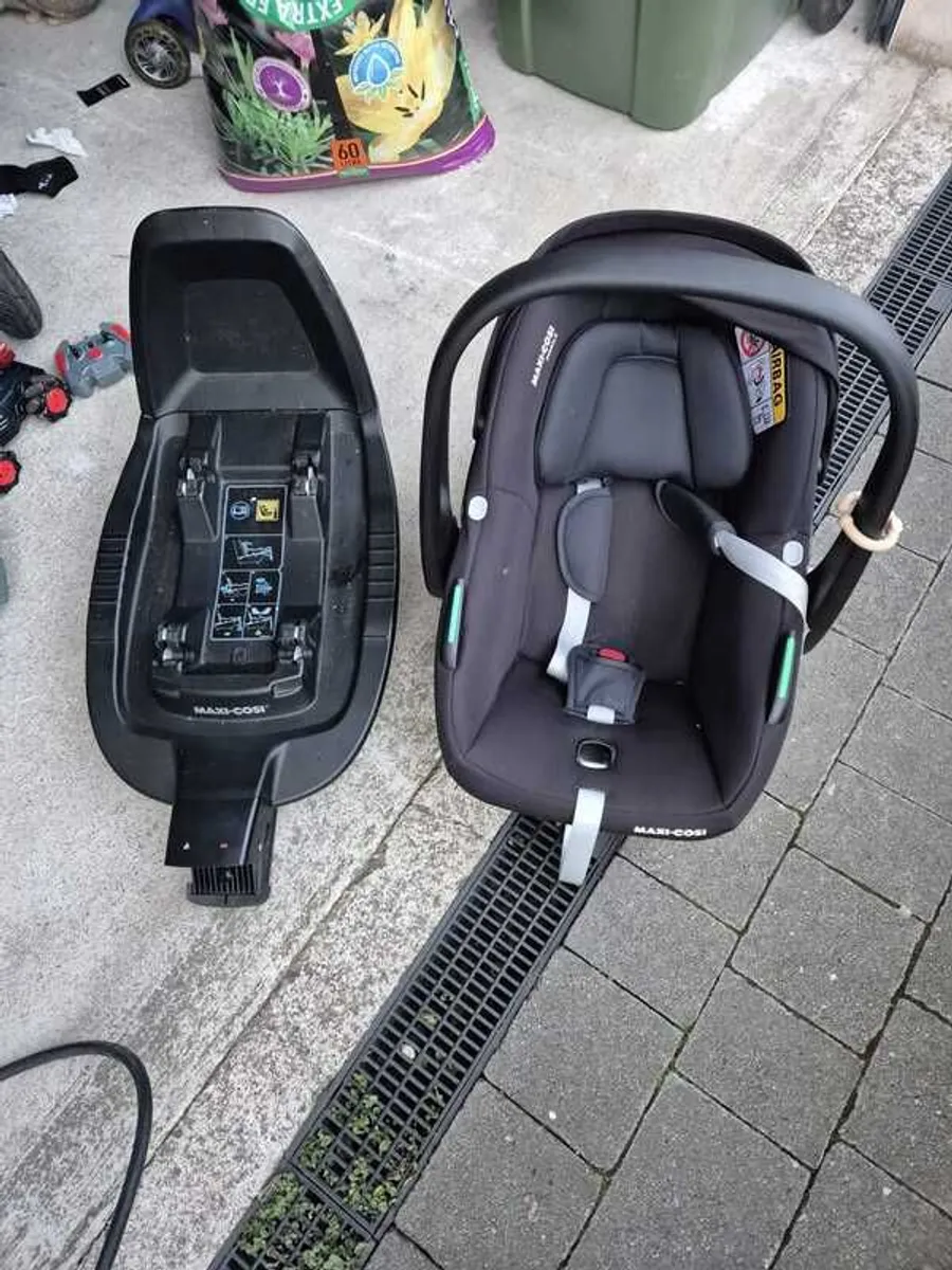 Maxi-Cosi Pebble S Car Seat and Isofix base - Image 1