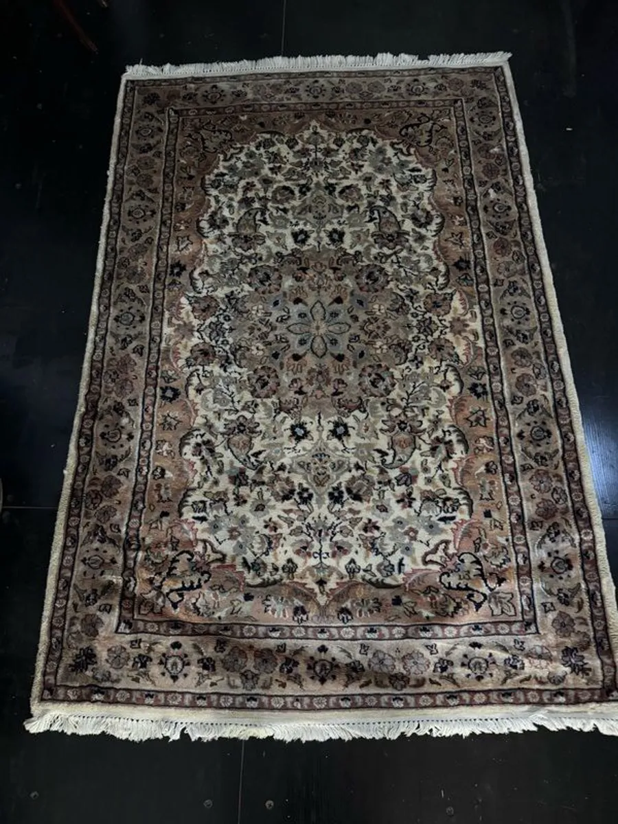 Fine Hand-Knotted Pakistani Wool & Silk Rug (187cm x 124cm) - Fine Medallion - Image 1
