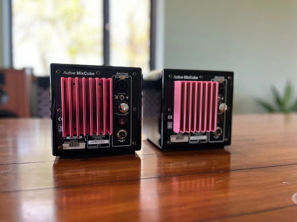 Avantone Active Mixcubes speakers + chargers - Image 4
