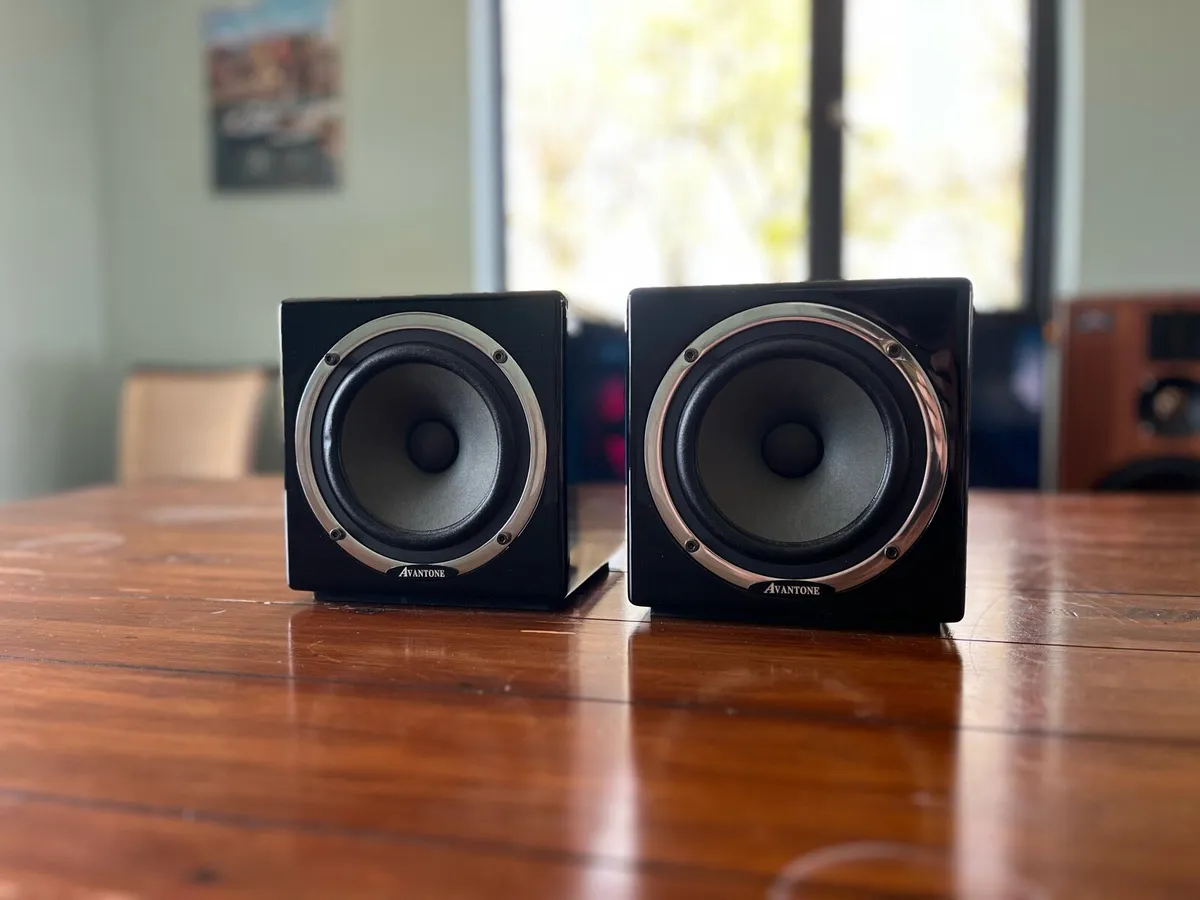 Avantone Active Mixcubes speakers + chargers - Image 3