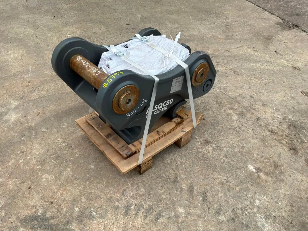 New / unused hydraulic quick hitch...80mm pins.... - Image 3