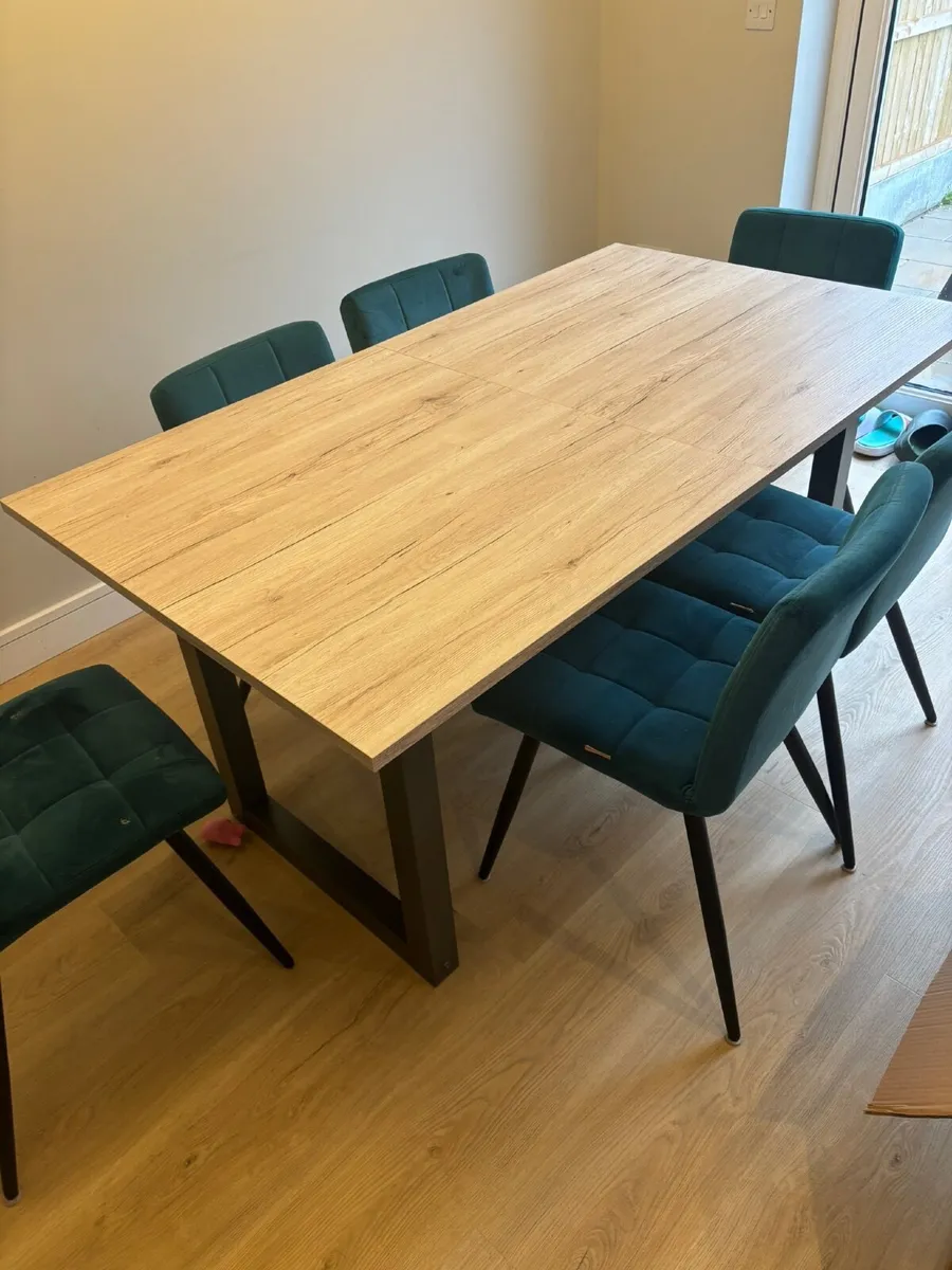 Stylish dining table in excellent condition - Image 1