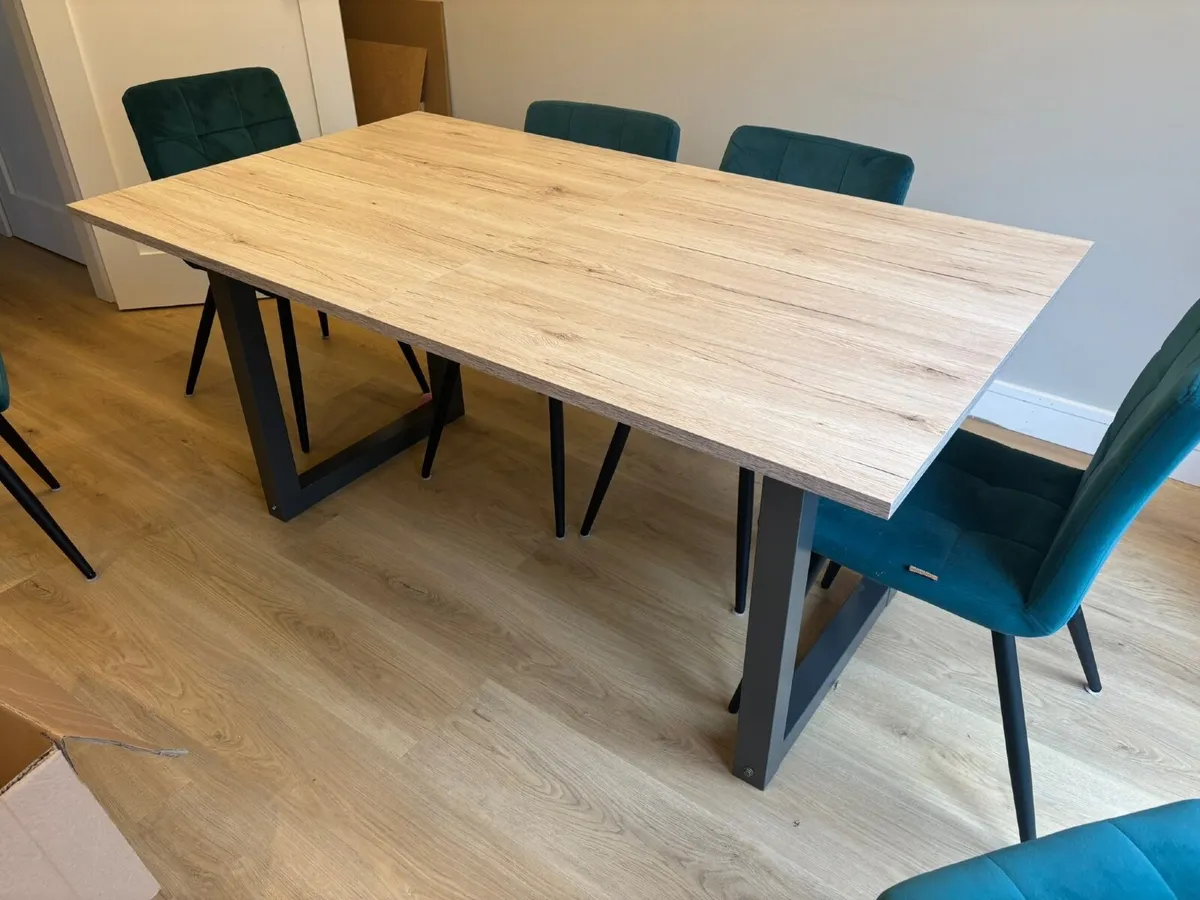 Stylish dining table in excellent condition - Image 2