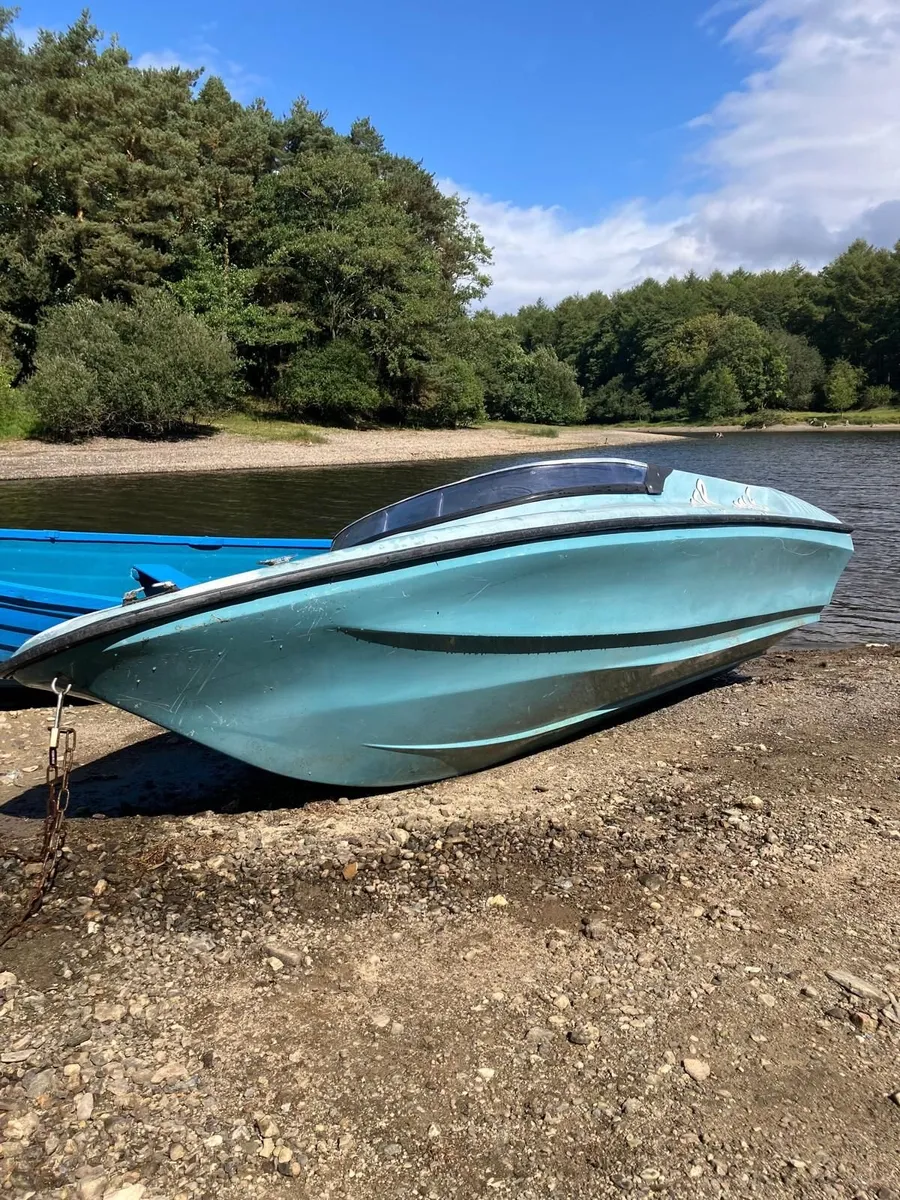 Shakespeare Mini Clubman fiberglass speedboat - Image 1