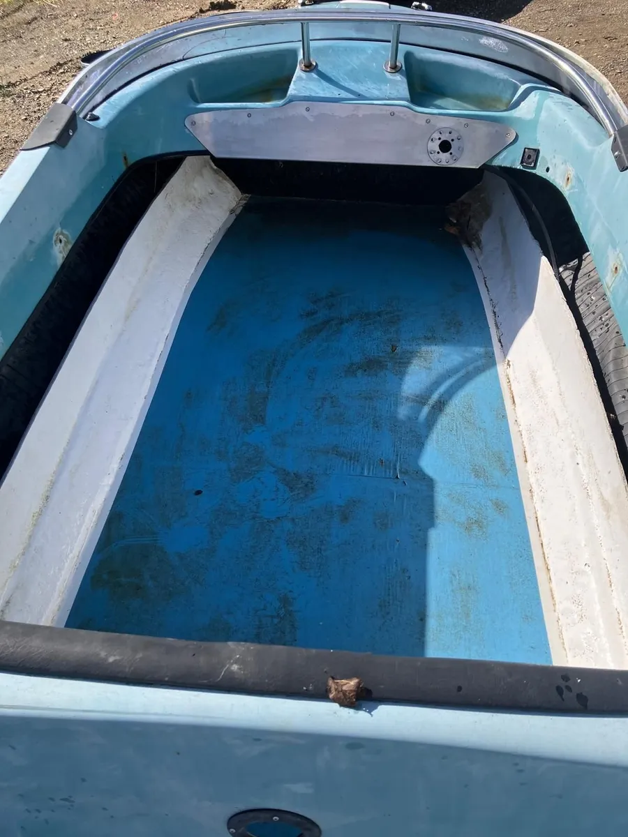 Shakespeare Mini Clubman fiberglass speedboat - Image 2