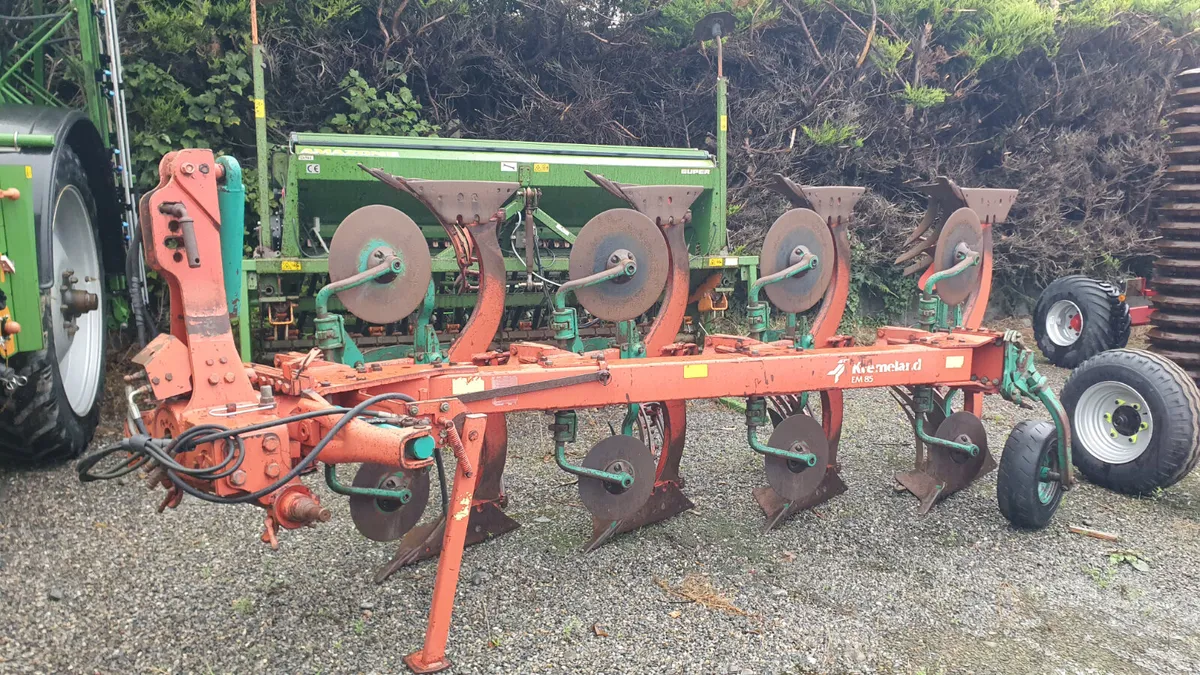 Kverneland 4 F Slatted Reversible plough - Image 1