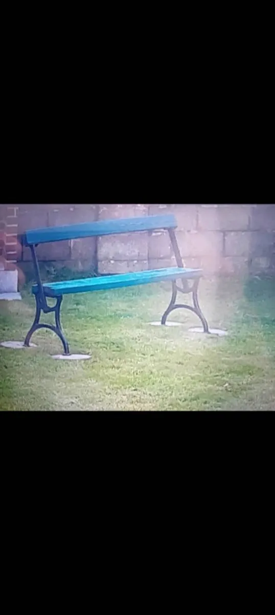 Old railway bench. Radio - Image 1