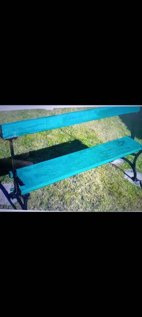 Old railway bench. Radio - Image 2