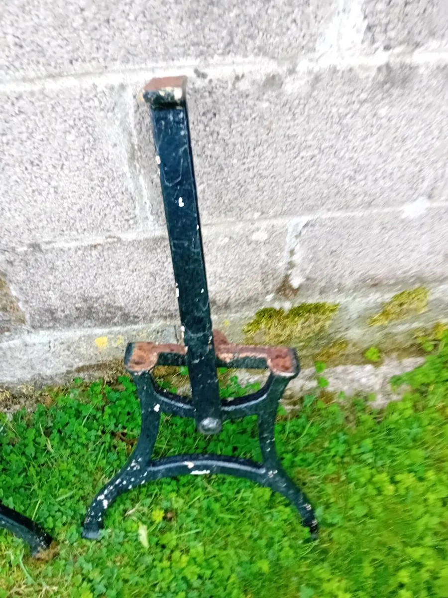 Old railway bench. Radio - Image 3