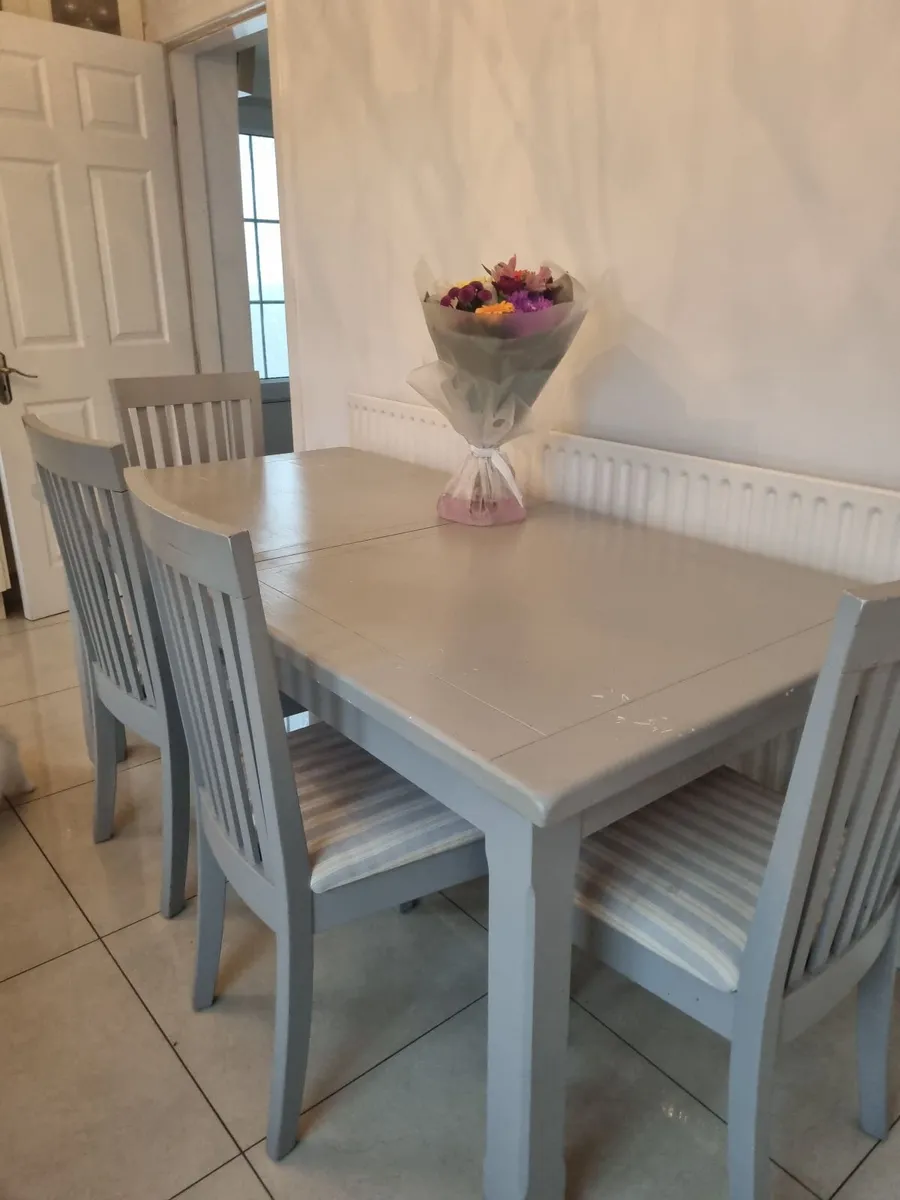Extendable table 6-8 seater and 6 chairs - Image 1