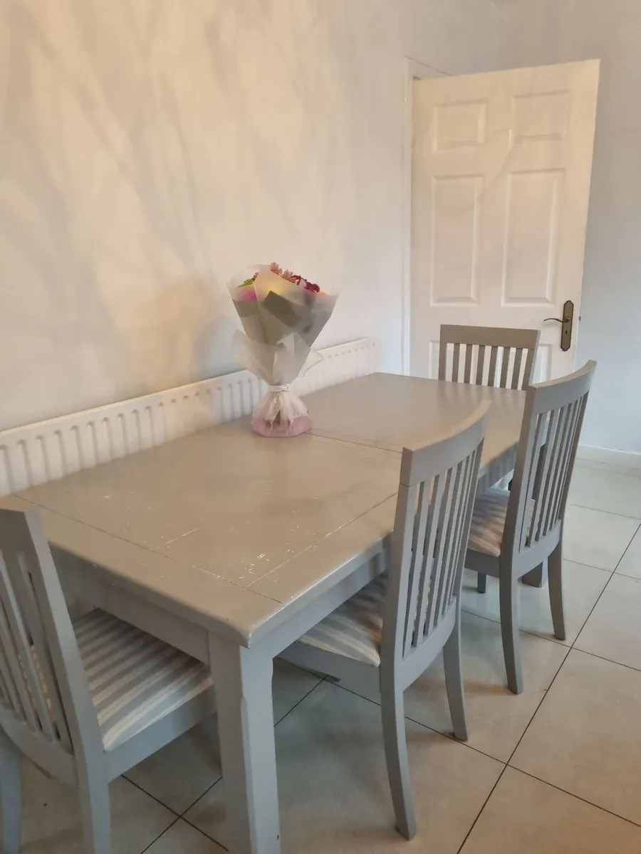 Extendable table 6-8 seater and 6 chairs - Image 2