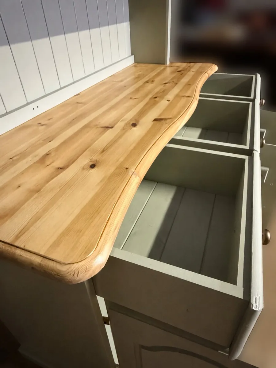 Beautiful Painted Pine Walsh dresser/kitchen Hutch - Image 3