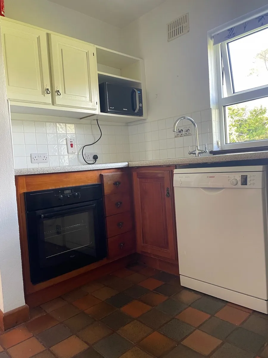 Kitchen including Whirlpool Oven - Image 1