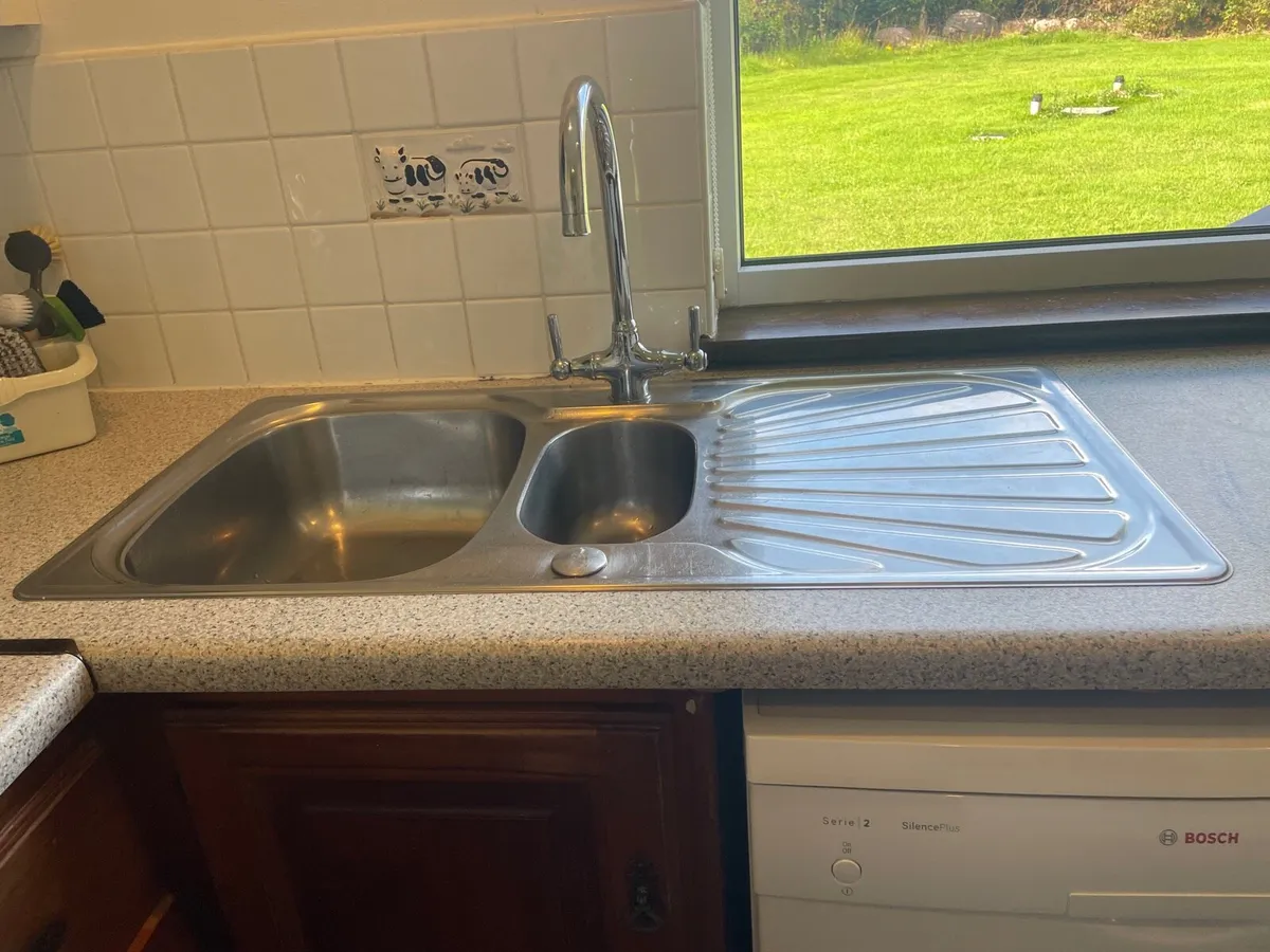 Kitchen including Whirlpool Oven - Image 3