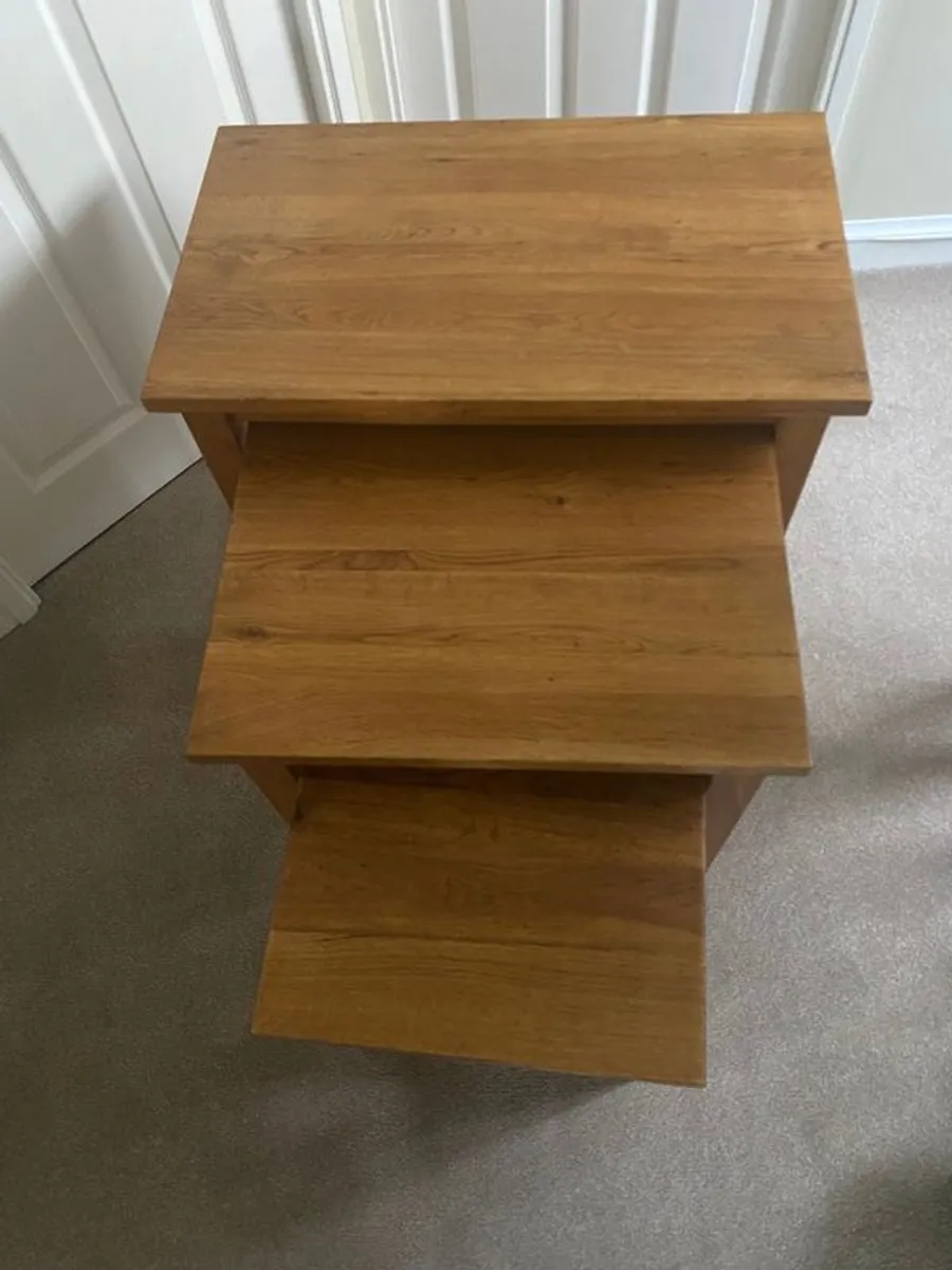 Solid oak nest of tables - Image 4