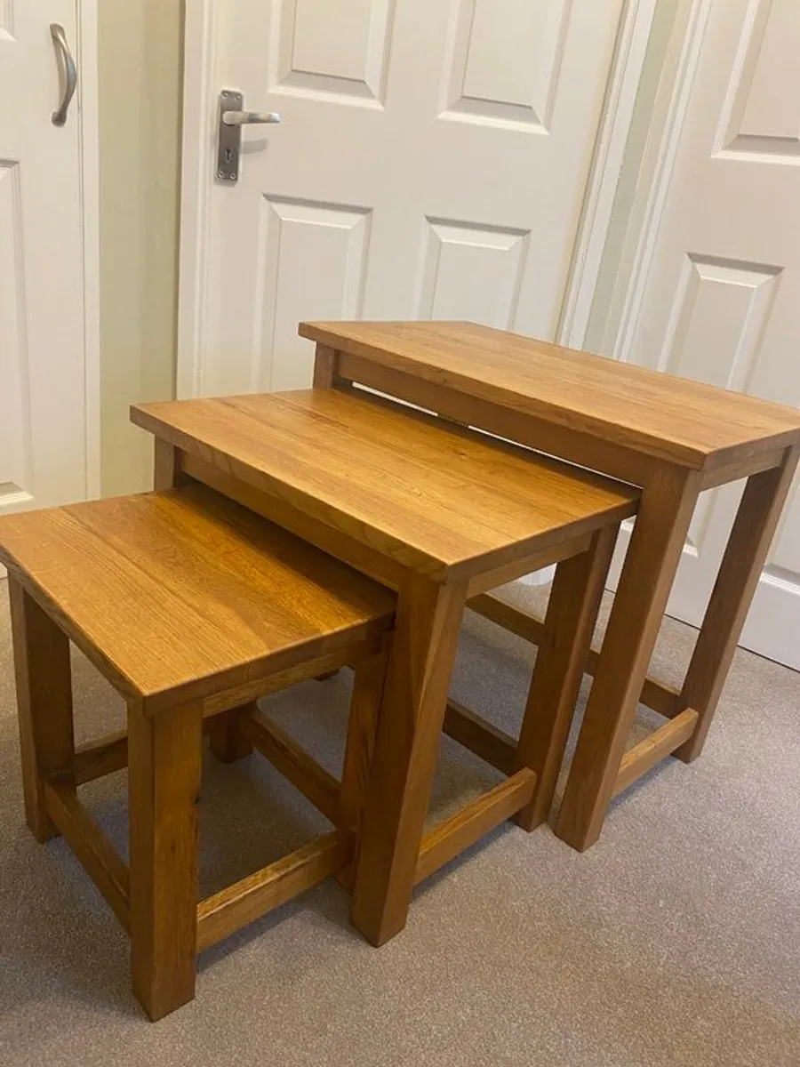 Solid oak nest of tables - Image 1