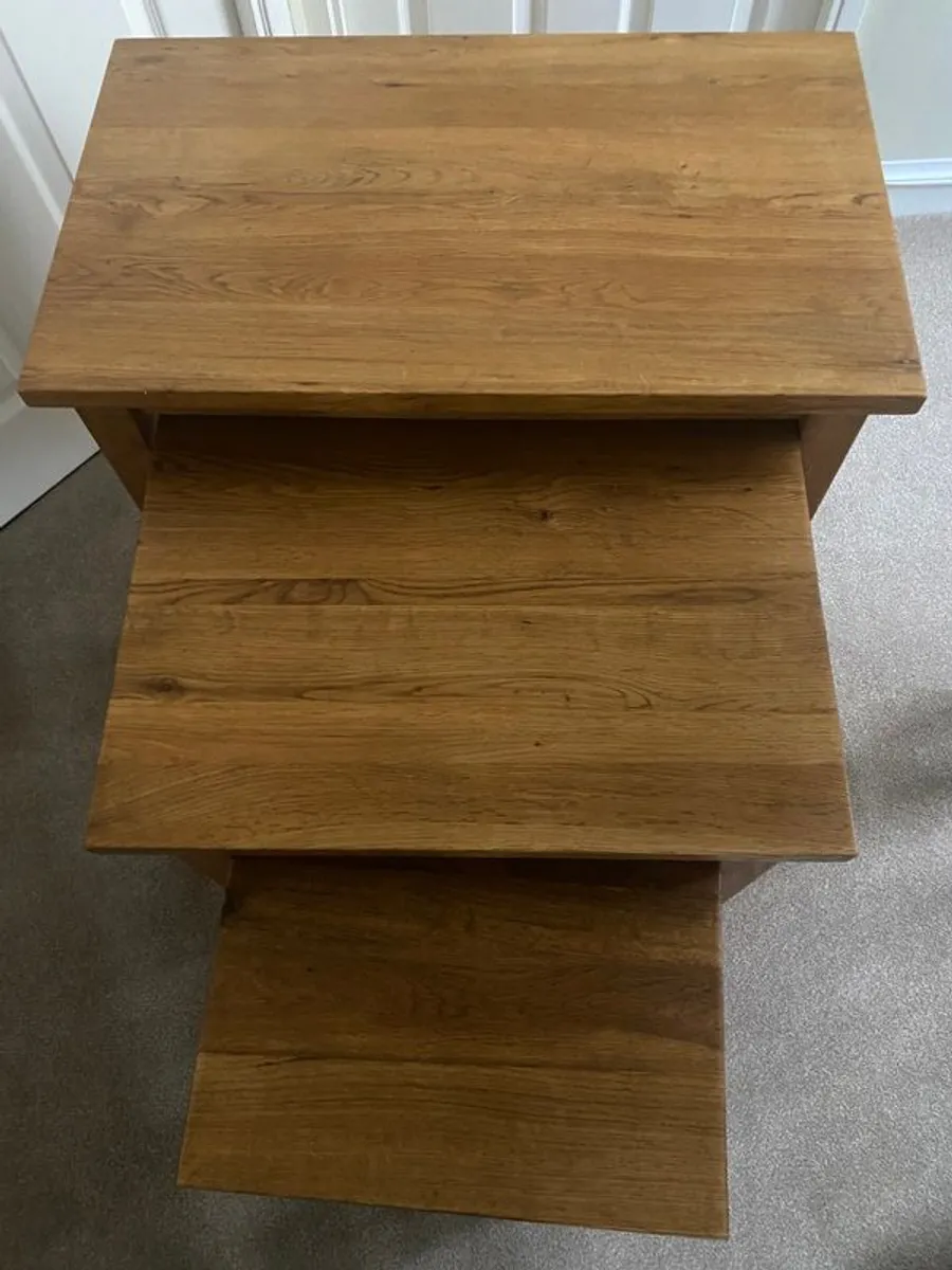 Solid oak nest of tables - Image 2