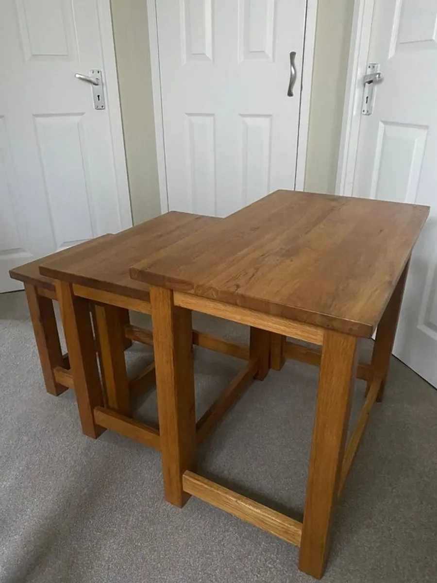 Solid oak nest of tables - Image 3