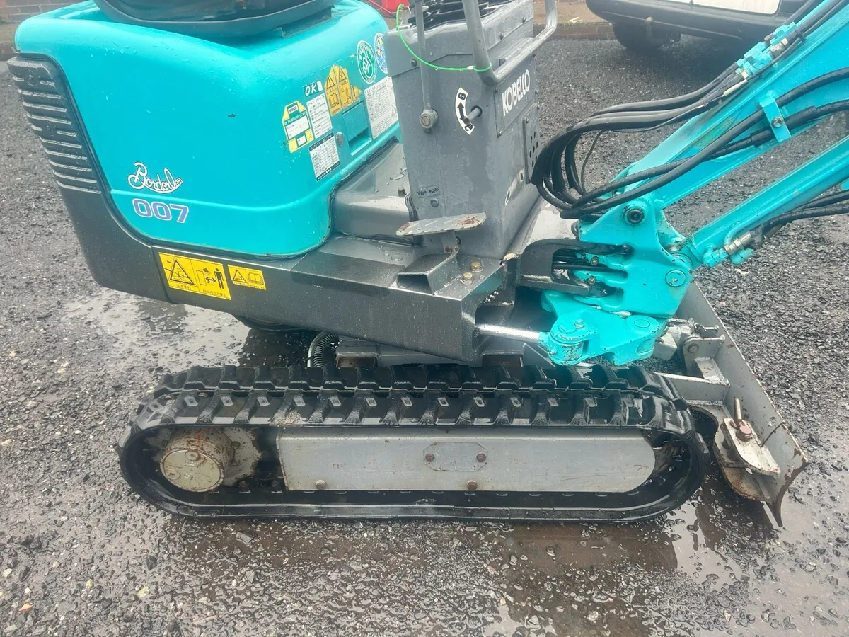 Kobelco SK007-5 Rubber Tracks, Blade,  Offset - Image 3