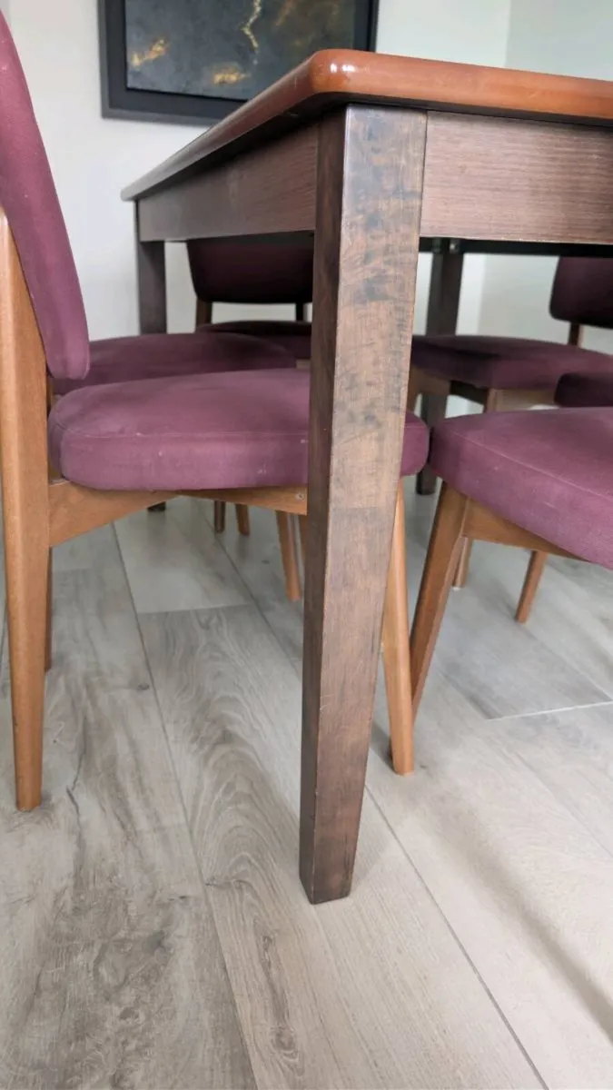 Table and chairs - Image 3