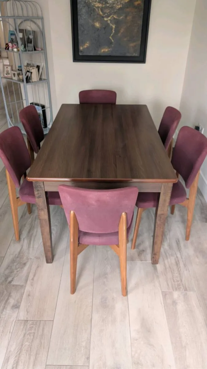 Table and chairs - Image 1