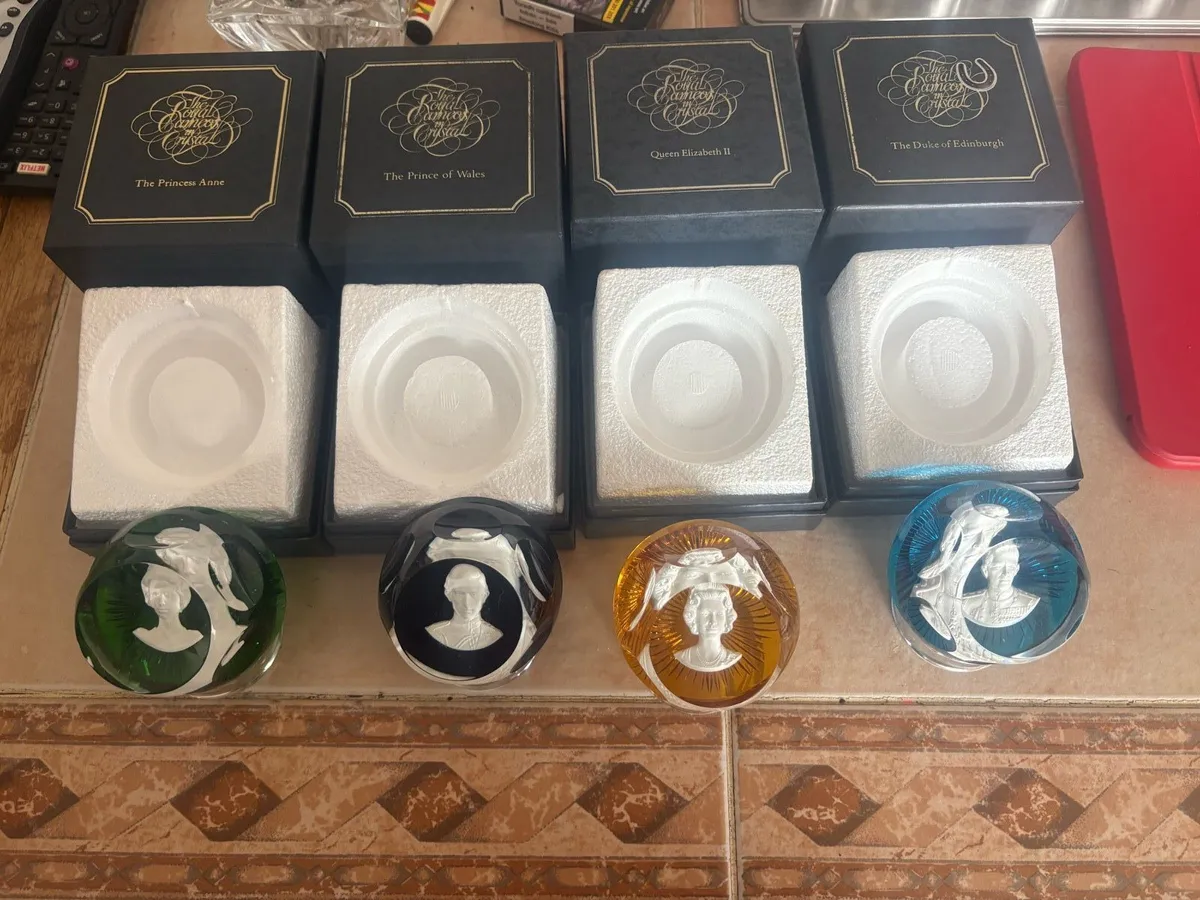 4 pinches baccarat commemorative paperweights - Image 1